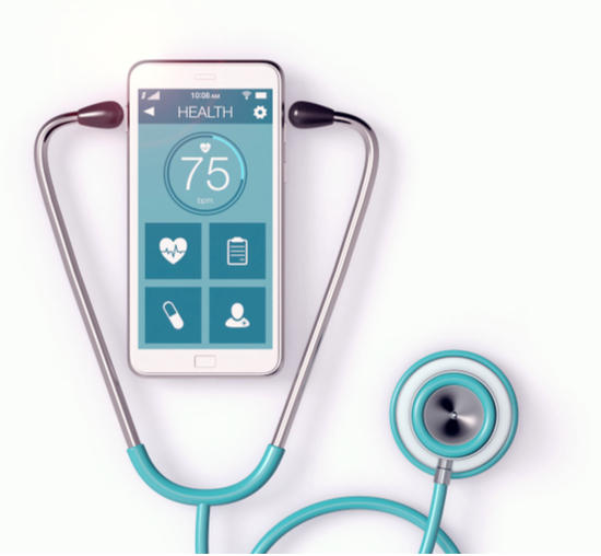 telemedicina_mobile_health mano sujetando el envase de un fármaco mientras lo pinchan con una jeringuilla para su uso