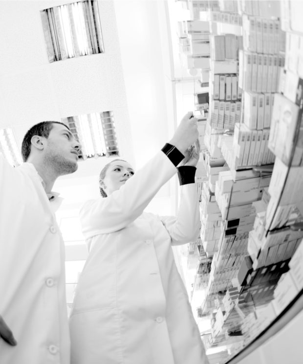 farmaceuticos de servicio farmaceuticos haciendo inventario en la oficina de farmacia